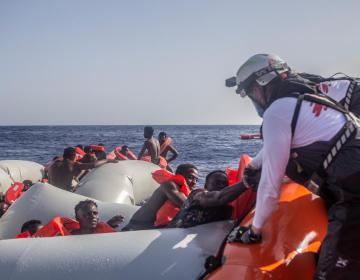 The MSF team rescues 71 people from a rubber boat in distress. A further 30 people were reported missing, three people were stabilized, including very young children, and a woman later died on board after 30 minutes of resuscitation. (Geo Barents, June 2022, @Anna Pantelia)