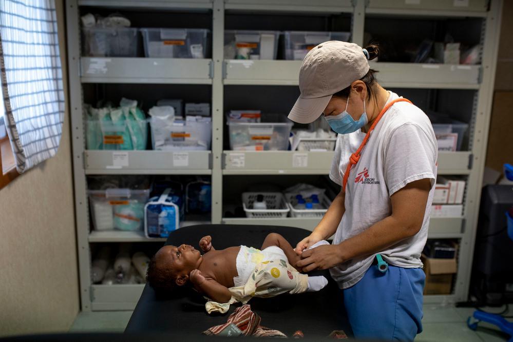 Un'ostetrica di MSF esamina un neonato di sei settimane a bordo della Geo Barents. (Settembre 2021, @Pablo Garrigos)