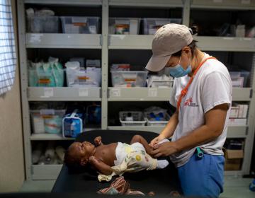 Un'ostetrica di MSF esamina un neonato di sei settimane a bordo della Geo Barents. (Settembre 2021, @Pablo Garrigos)