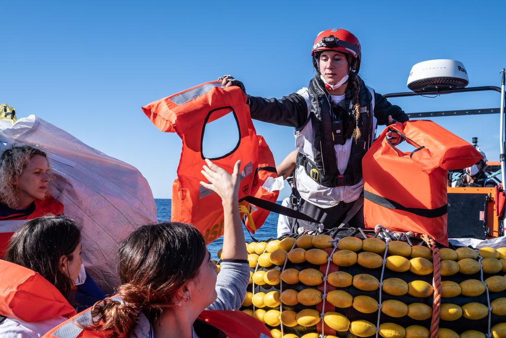 La squadra di ricerca e soccorso distribuisce giubbotti di salvataggio durante un addestramento per essere pronti in caso di soccorso in mare. (Geo Barents, novembre 2021, @Virginie Nguyen Hoang)