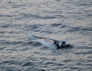 L'équipe di MSF trova un gommone vuoto dopo aver risposto alla segnalazione di un'imbarcazione in difficoltà al largo delle coste libiche. (Geo Barents, febbraio 2022, @Julie Melichar)
