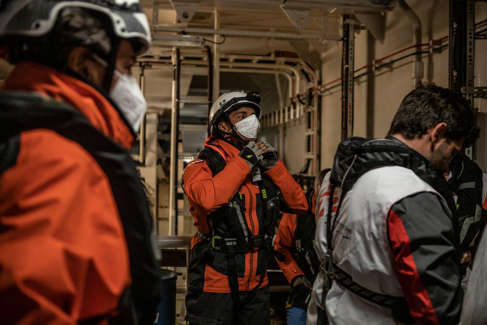 In seguito ad un allarme lanciato da Alarm Phone, una linea telefonica diretta per i migranti in difficoltà, l'équipe di MSF si prepara al salvataggio. (Geo Barents, marzo 2022, @Anna Pantelia)
