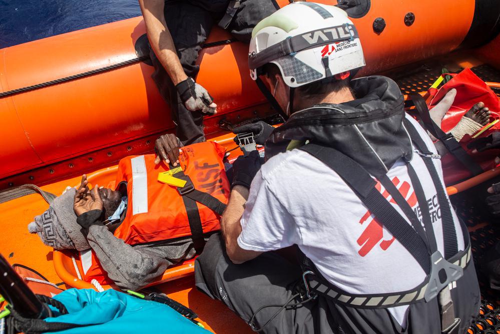 59 persone, tra cui due con arti rotti, vengono salvate da una barca in difficoltà. (Geo Barents, maggio 2022, @Anna Pantelia)
