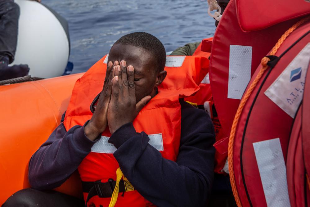 Un sopravvissuto si sente al sicuro dopo essere salito a bordo di una delle imbarcazioni veloci di MSF (RHIBS), insieme ad altre 200 persone. (Geo Barents, maggio 2022, @Anna Pantelia)