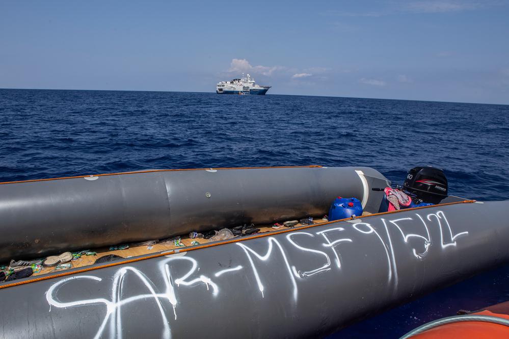 L'équipe di MSF soccorre circa 200 persone da due imbarcazioni in difficoltà. (Geo Barents, maggio 2022, @Anna Pantelia)