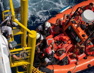 In seguito all'allarme lanciato dal Centro italiano di coordinamento del soccorso marittimo (MRCC), l'équipe di MSF soccorre 106 persone, tra cui 26 donne (una incinta) e 42 minori (sette bambini tra uno e quattro anni). L'imbarcazione in difficoltà è partita dalla Turchia cinque giorni prima e ha raggiunto la zona di ricerca e soccorso italiana in condizioni critiche. (Geo Barents, agosto 2022, @Michela Rizzotti)
