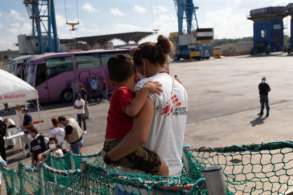 106 sopravvissuti salvati dall'équipe di MSF sotto il coordinamento del Centro italiano di coordinamento del soccorso marittimo (MRCC) sbarcano a Taranto. (Geo Barents, agosto 2022, @Michela Rizzotti)
