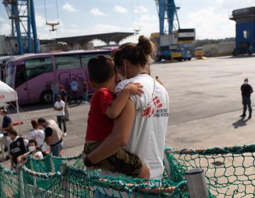 106 sopravvissuti salvati dall'équipe di MSF sotto il coordinamento del Centro italiano di coordinamento del soccorso marittimo (MRCC) sbarcano a Taranto. (Geo Barents, agosto 2022, @Michela Rizzotti)