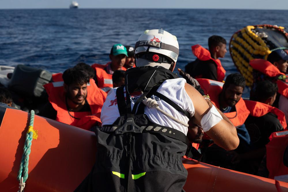 In seguito a un allarme lanciato da Alarm Phone, una linea telefonica per migranti in difficoltà, l'équipe di MSF soccorre 32 persone partite dalla Libia su una piccola barca in vetroresina. (Geo Barents, agosto 2022, @Michela Rizzotti)