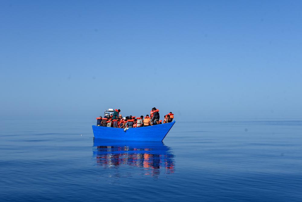 L'équipe di MSF salva 66 persone, tra cui otto minori e un bambino, che viaggiavano su una barca di legno in difficoltà. (Geo Barents, ottobre 2022, @Candida Lobes)