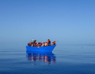 L'équipe di MSF salva 66 persone, tra cui otto minori e un bambino, che viaggiavano su una barca di legno in difficoltà. (Geo Barents, ottobre 2022, @Candida Lobes)
