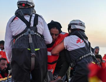 L'équipe di MSF salva 74 persone da un gommone sovraffollato in difficoltà situato in acque internazionali al largo delle coste libiche. (Geo Barents, dicembre 2022, @Candida Lobes)