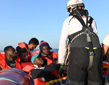 L'équipe di MSF salva 90 persone, tra cui 35 minori, da un gommone sovraffollato in difficoltà situato in acque internazionali al largo delle coste libiche. (Geo Barents, dicembre 2022@Candida Lobes)