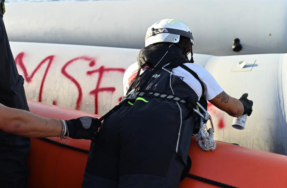 L'équipe di MSF salva 90 persone, tra cui 35 minori, da un gommone sovraffollato in difficoltà situato in acque internazionali al largo delle coste libiche. (Geo Barents, dicembre 2022, @Candida Lobes)