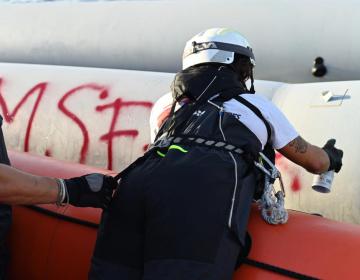 L'équipe di MSF salva 90 persone, tra cui 35 minori, da un gommone sovraffollato in difficoltà situato in acque internazionali al largo delle coste libiche. (Geo Barents, dicembre 2022, @Candida Lobes)