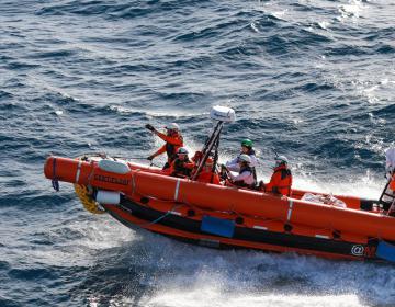 In seguito a un allarme lanciato da Sea-Bird2, l'équipe di MSF salva 69 persone, tra cui nove donne e 25 minori, da un gommone sovraffollato situato in acque internazionali vicino alla Libia. (Geo Barents, gennaio 2023, @Mohamad Cheblak)