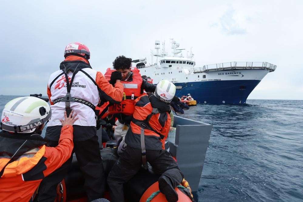 L'équipe di MSF salva 48 persone, tra cui nove minori, da un'imbarcazione di legno in difficoltà situata in acque internazionali vicino alla Libia. (Geo Barents, febbraio 2023, @Mohamad Cheblak)