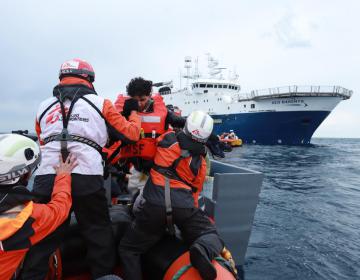 L'équipe di MSF salva 48 persone, tra cui nove minori, da un'imbarcazione di legno in difficoltà situata in acque internazionali vicino alla Libia. (Geo Barents, febbraio 2023, @Mohamad Cheblak)