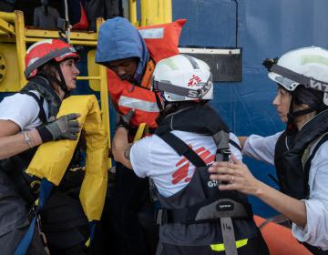 I membri dell'équipe di MSF aiutano un sopravvissuto ferito a salire sulla nave durante un'operazione di salvataggio. (Geo Barents, gennaio 2023, @Nyancho NwaNri)
