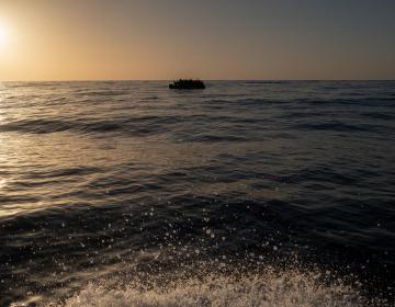L'équipe di MSF soccorre 74 persone a bordo di un gommone sovraffollato in difficoltà in acque internazionali al largo delle coste libiche. (Geo Barents, dicembre 2022, @Mahka Eslami)