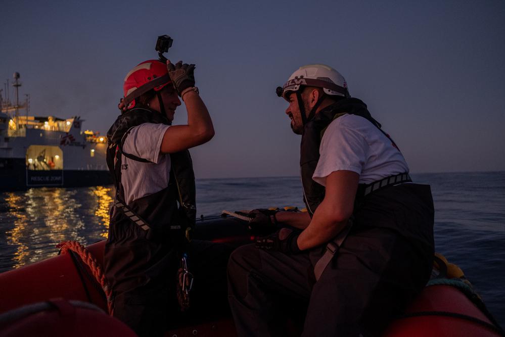 I membri dell'équipe di MSF sollevati a seguito di un'operazione di salvataggio, dopo che tutti i sopravvissuti sono al sicuro a bordo della nave. (Geo Barents, dicembre 2022, @Mahka Eslami)