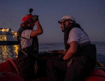 I membri dell'équipe di MSF sollevati a seguito di un'operazione di salvataggio, dopo che tutti i sopravvissuti sono al sicuro a bordo della nave. (Geo Barents, dicembre 2022, @Mahka Eslami)