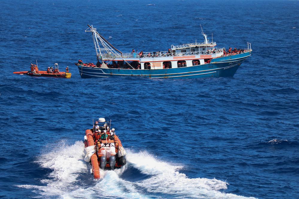 In seguito a un allarme lanciato dal telefono dell'allarme, dopo oltre 10 ore di navigazione in un mare in tempesta e 11 ore di operazioni, l'équipe di MSF salva 440 persone, tra cui otto donne e 30 bambini, da una barca di legno sovraffollata in difficoltà. (Geo Barents, aprile 2023, @Skye McKee)