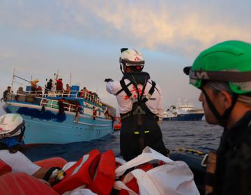 In seguito a un allarme lanciato da Alarm Phone, una linea telefonica diretta per i migranti in difficoltà, l'équipe di MSF soccorre 300 persone, tra cui 52 donne e ragazze - tre delle quali incinte - e 77 minori, da un'imbarcazione sovraffollata in difficoltà situata nelle acque internazionali al largo di Malta. (Geo Barents, maggio 2023, @Skye McKee)