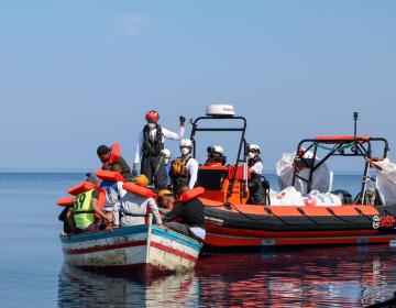 L'équipe di MSF soccorre un'imbarcazione in difficoltà con 11 persone a bordo. (Geo Barents, giugno 2021, @Avra Fialas)